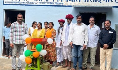 परबतसर के राजकीय उच्च प्राथमिक विद्यालय सिडियास के अध्यापक  ने विद्यालय में भेंट की आटा चक्की