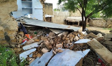 डेगाना के चुवा गांव में मानसून की बारिश कहर बनकर बरसी दो गरीब परिवारों के गिरे आशियाने।