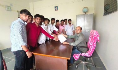 महाविद्यालय का किया घेराव विरोध प्रदर्शन कर विभिन्न मांगों को लेकर सौंपा ज्ञापन ।