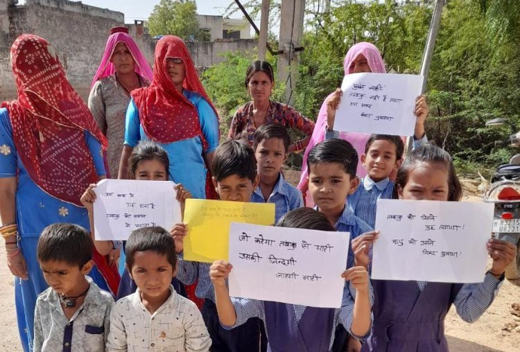 आशा सहयोगिनी गांव गांव नारा लेखन से दे रही तम्बाकू सेवन न करने का संदेश