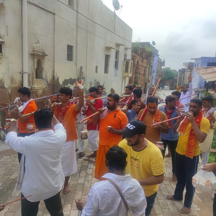 जायल - जल लेकर हर-हर महादेव का जयकारा लगाते श्रद्धालुओं ने निकाली कांवर यात्रा