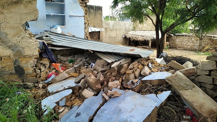 डेगाना के चुवा गांव में मानसून की बारिश कहर बनकर बरसी दो गरीब परिवारों के गिरे आशियाने।