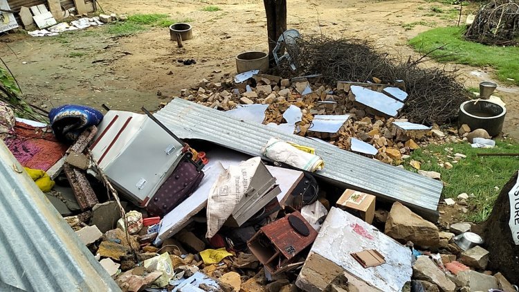 डेगाना के चुवा गांव में मानसून की बारिश कहर बनकर बरसी दो गरीब परिवारों के गिरे आशियाने।