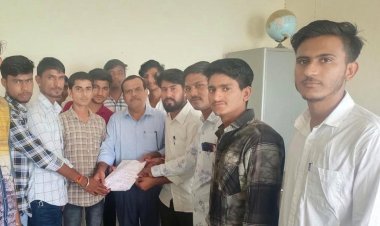 महाविद्यालय में विभिन्न मांगों को लेकर छात्रो में प्राचार्य को सौंपा ज्ञापन।