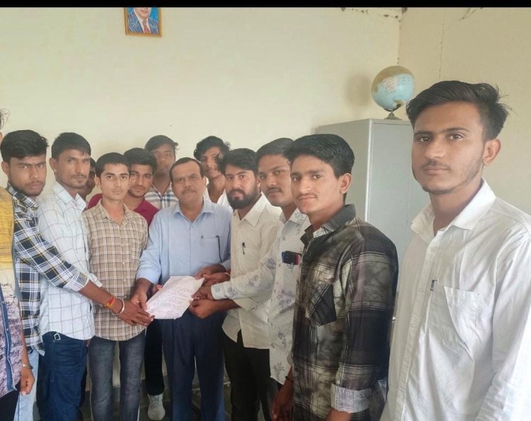 महाविद्यालय में विभिन्न मांगों को लेकर छात्रो में प्राचार्य को सौंपा ज्ञापन।