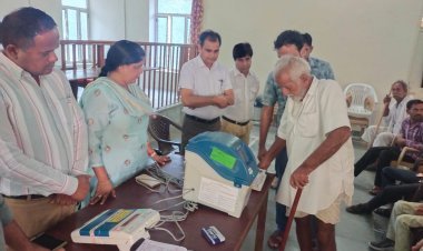 दिव्यांगजन मतदाताओं को सक्षम एप एवं ईवीएम से जागरूक करने के लिए रखा प्रशिक्षण।