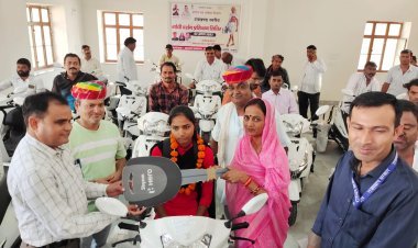 अम्बेडकर भवन में मुख्यमंत्री दिव्यांग जन स्कूटी वितरण समारोह आयोजित हुआ