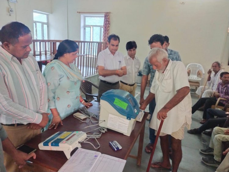 दिव्यांगजन मतदाताओं को सक्षम एप एवं ईवीएम से जागरूक करने के लिए रखा प्रशिक्षण।