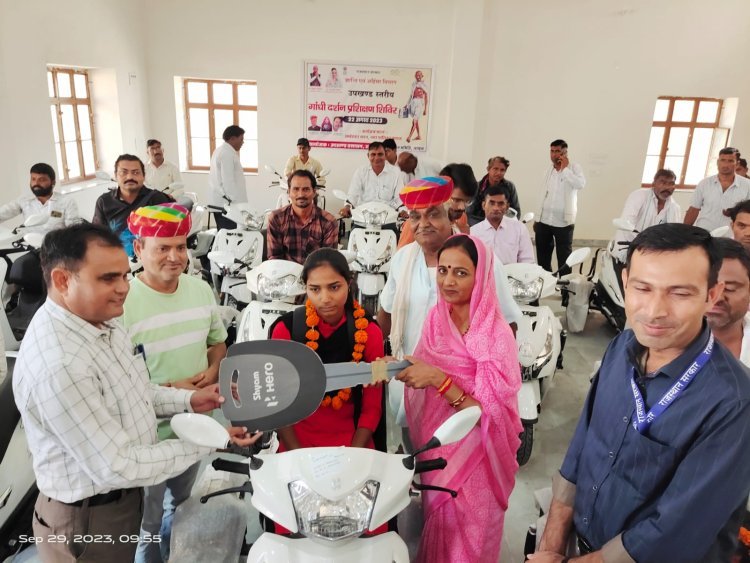 अम्बेडकर भवन में मुख्यमंत्री दिव्यांग जन स्कूटी वितरण समारोह आयोजित हुआ