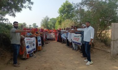 स्वीप कार्यक्रम में नरेगा श्रमिकों को मतदान हेतु किया जागरूक।