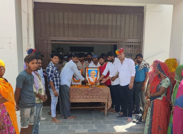 महात्मा गांधी व लाल बहादुर शास्त्री जयंती पर सफाई कर्मियों का किया सम्मान।
