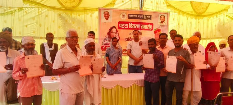 जायल नगरपालिका क्षेत्र में विधायक डॉ मंजू देवी मेघवाल की अध्यक्षता में आयोजित हुआ पट्टा वितरण शिविर ।