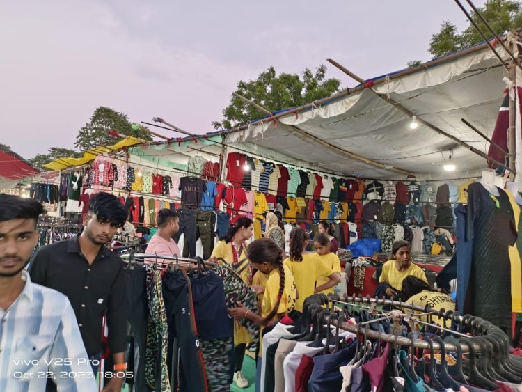 जायल राजस्थान मेगा ट्रेड फेयर में खरीदारी के लिए उमड़ी भीड़।