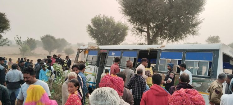झाड़ेली गांव के समीप अनियंत्रित होकर खेत में पलटी रोड़वेज बस।