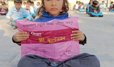 अड़सिंगा के राजकीय उच्च प्राथमिक विद्यालय में निःशुल्क यूनिफॉर्म वितरण।