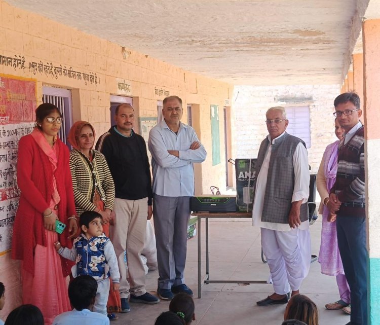 जाखन स्कूल में भामाशाह ने विद्यालय में इन्वर्टर व बैटरी भेंट की