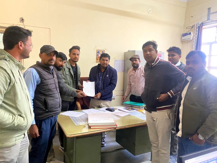 सीएचओ ने विभिन्न मांगों को लेकर बीसीएमओ को दिया ज्ञापन।