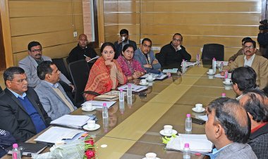 गुणवत्ता के साथ किसी भी प्रकार का समझोता नहीं हो, अनियमिता बरतने वालों पर सख्त कार्यवाही करें,उपमुख्यमंत्री दिया कुमारी व राज्यमंत्री डॉ मंजू बाघमार ने समीक्षा बैठक में दिये निर्देश।