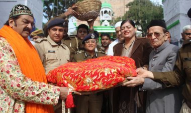 उर्स की शुरुआत पर जिला प्रशासन ने चढ़ाई चादर