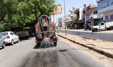 नगरपालिका ने शुरू किया सड़कों पर पानी छिड़काव,तेज गर्मी से तपने लगीं सड़कें, वाहनों चालकों को भी मिली राहत।