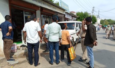 जायल नगरपालिका में बकाया किरायादारो पर गिरी गाज, ईओ ने पांच दुकानों पर ताला लगाकर किया सीज।