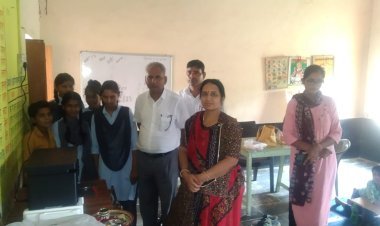बालिका स्कूल में शिक्षिकाएं बनी भामाशाह प्रिन्टर किया भेंट।