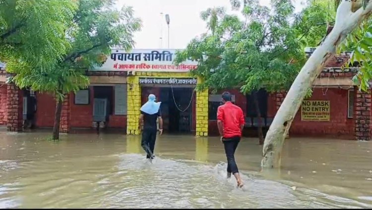 जायल उपखण्ड में भारी बारिश, सरकारी कार्यालयो में घुसा पानी पंचायत समिति भवन डूबा।