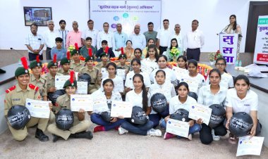 सुरक्षित सडक मार्ग (सुसमा) अभियान नियमों का प्रशिक्षण, छात्राओं को हेलमेट वितरित किये