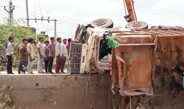 राजास में देर रात बड़ा हादसा नमक से भरा ट्रक खाई में पलटा, चालक की सूझबूझ से टली बड़ी जनहानि