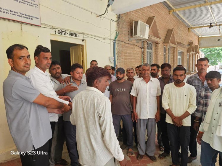 बारिश से  फसलें खराब , किसानों ने सौंपा एसडीएम को ज्ञापन
