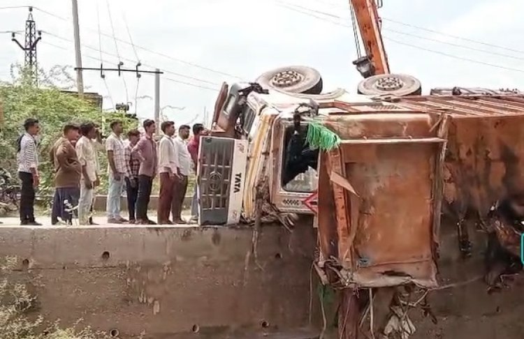 राजास में देर रात बड़ा हादसा नमक से भरा ट्रक खाई में पलटा, चालक की सूझबूझ से टली बड़ी जनहानि