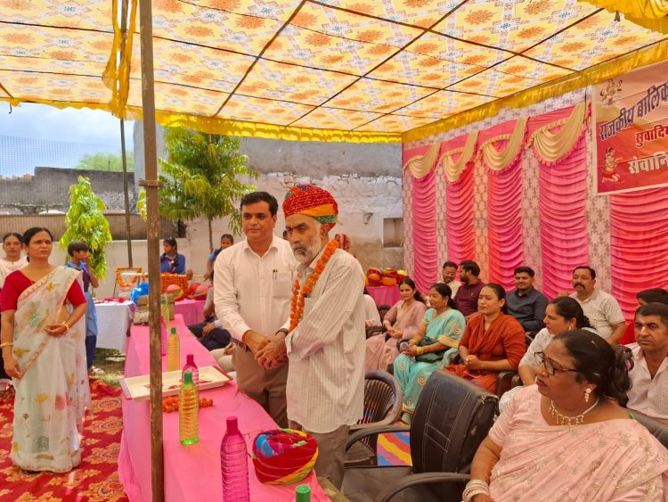 एक ही विद्यालय से प्रथम जोइनिंग वही से रिटायर हुए शिक्षक राजेश मुदगल।