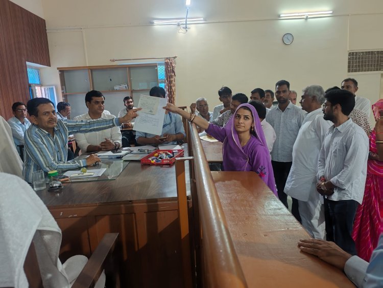 जायल नगरपालिका अध्यक्ष पद के लिए कांग्रेस का नामांकन दाखिल।  कमलेश लोमरोड़ को कांग्रेस ने बनाया अध्यक्ष पद का उम्मीदवार।